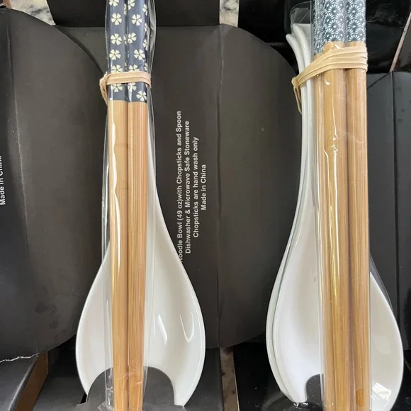 7 Elegant Blue and White Chopstick and Pho Spoon Sets - Picture 5 of 7